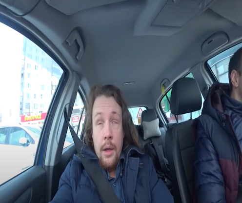 Илья Овсянников едет в автомобиле на пассажирском сиденье, пристегнувшись ремнем безопасности