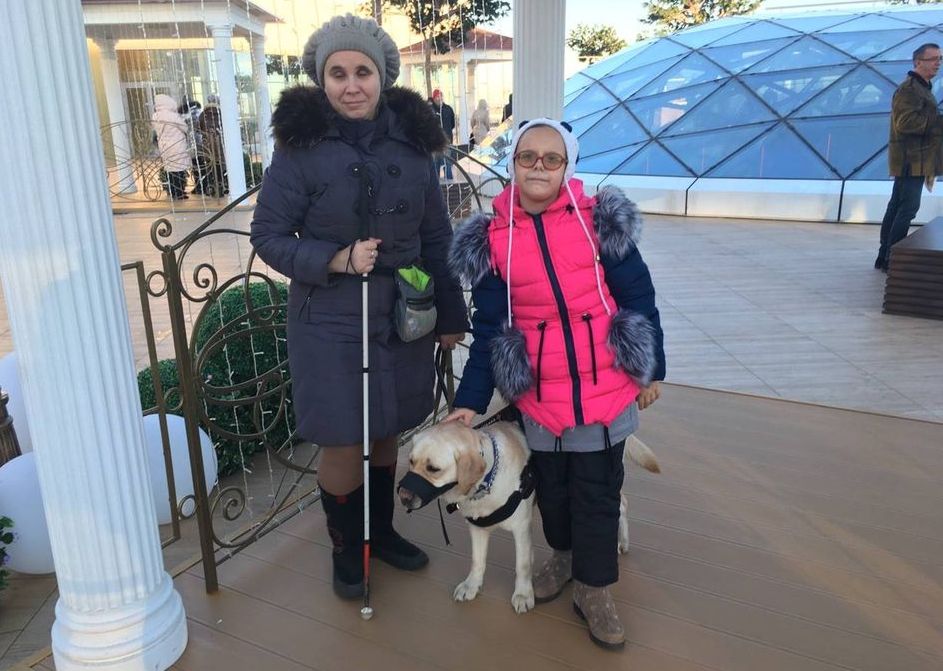 Анна Наумова с дочкой и собакой-проводником