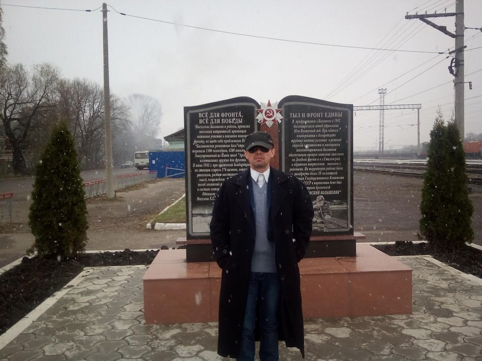 На фото Владимир Чадов у мемориала погибшим на войне