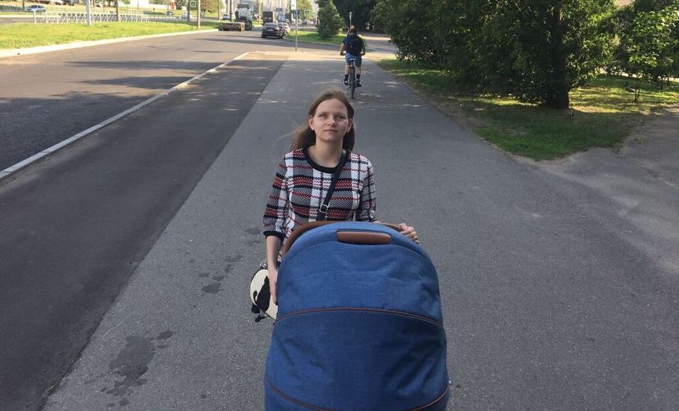 Елена Катуркина на прогулке с детской коляской