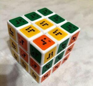Кубик Рубика с брайлевскими надписями