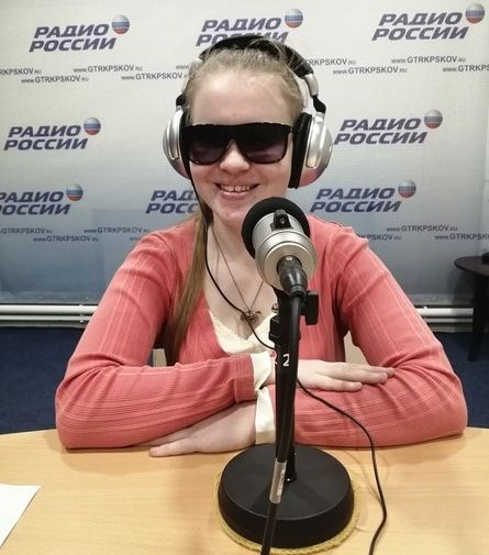 Ольга Александрова перед микрофоном "Радио России"