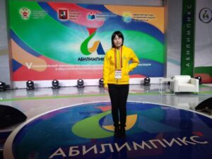 Марина Данилова стоит в фотозоне чемпионата "Абилимпикс"