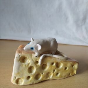 Поделка из глины: маленькая белая мышка на большом желтом куске сыра