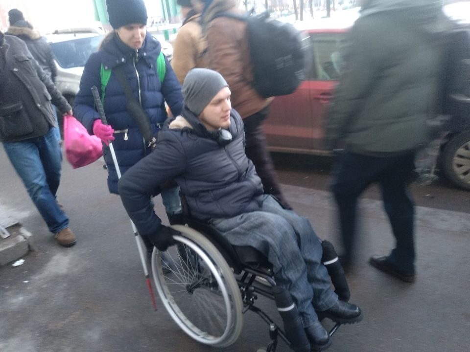 На фото Алия Нуруллина толкает инвалидную коляску