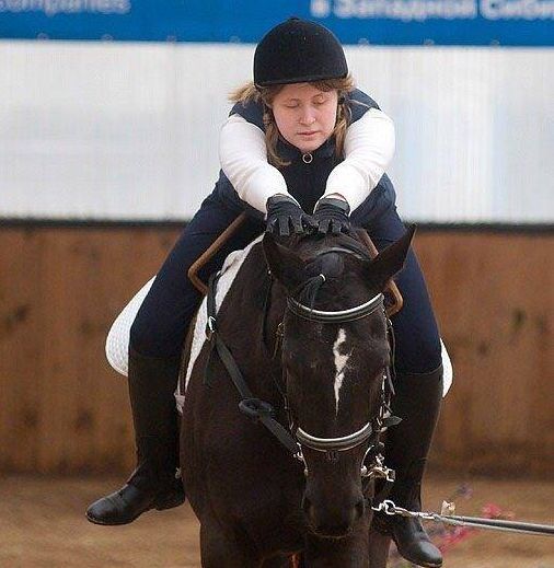 Екатерина Романова верхом на лошади, фото в движении