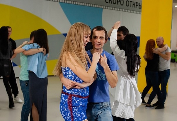 На фото Екатерина Шустова танцует с партнером