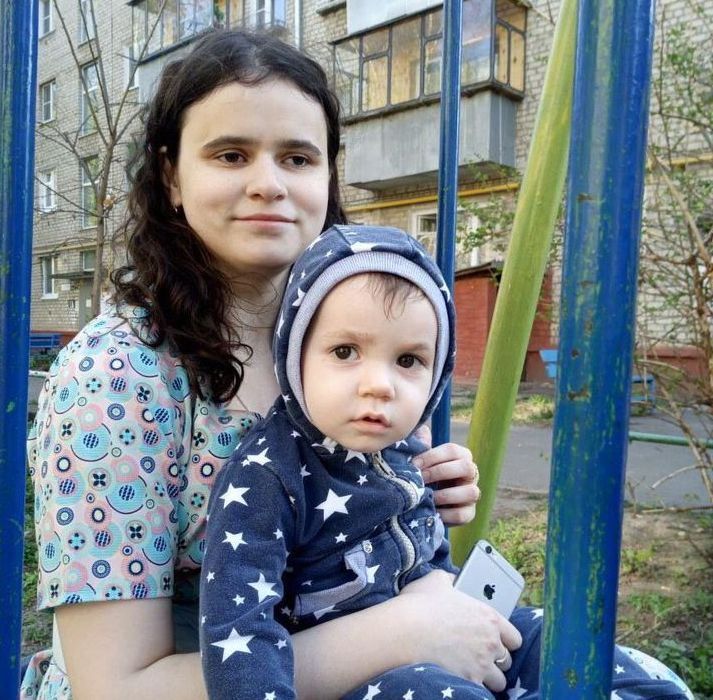 На фото Регина Филатова с маленьким сыном на руках