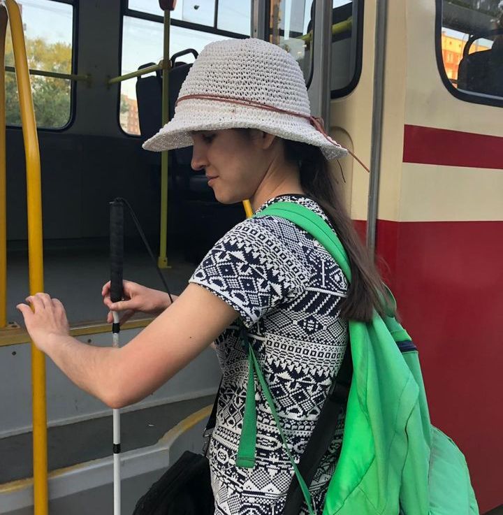 Алия Нуруллина заходит в вагон трамвая