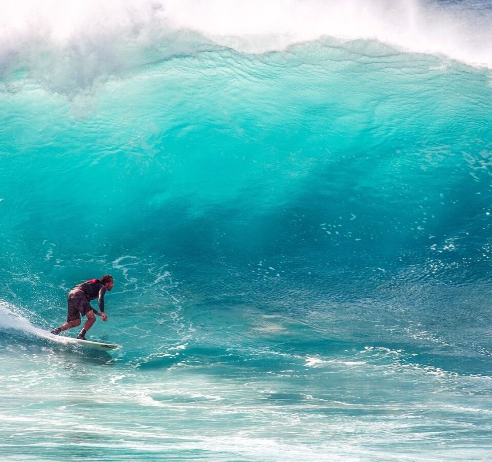 На фото серфингист ускользает от набегающей волны