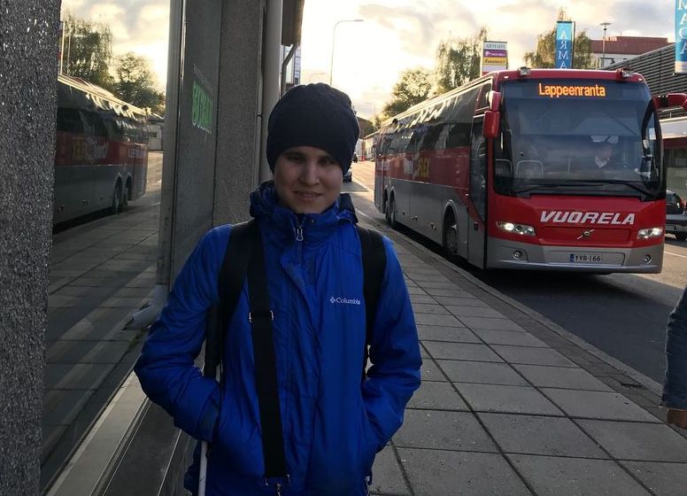 Алия Нуруллина возле туристического автобуса.