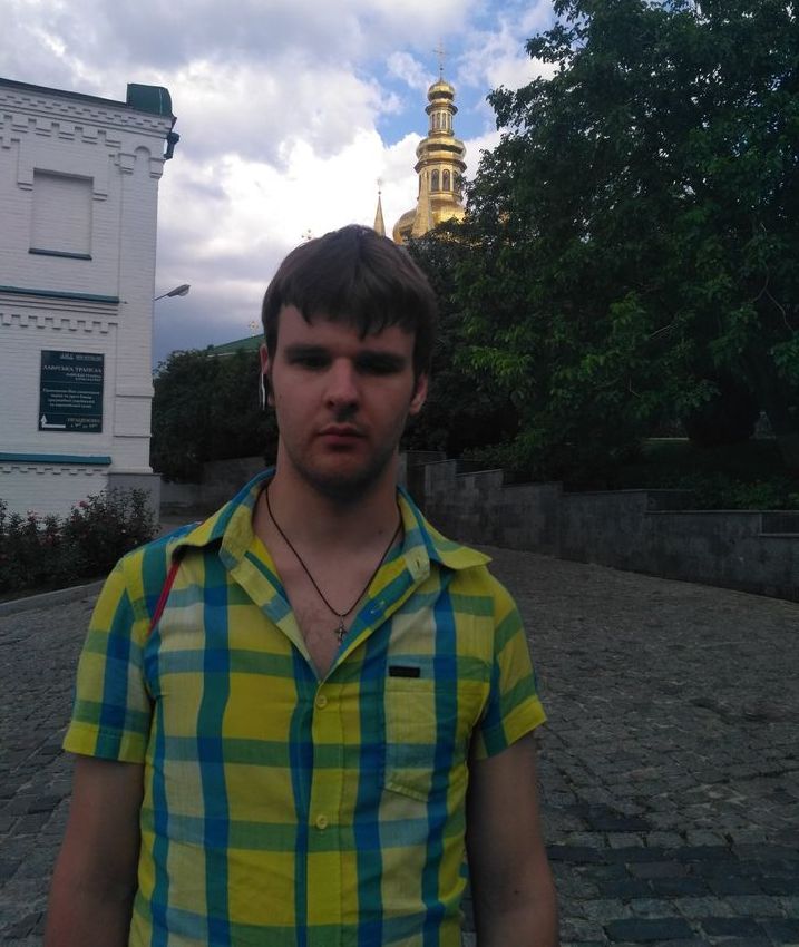 Григорий Конзалаев на фоне церкви и памяток истории