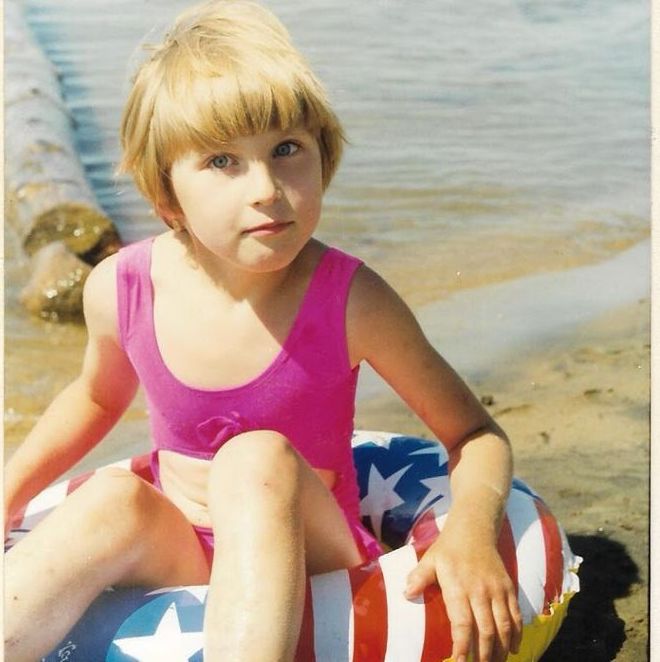 София Дидина - маленькая девочка с надувным кругом на море