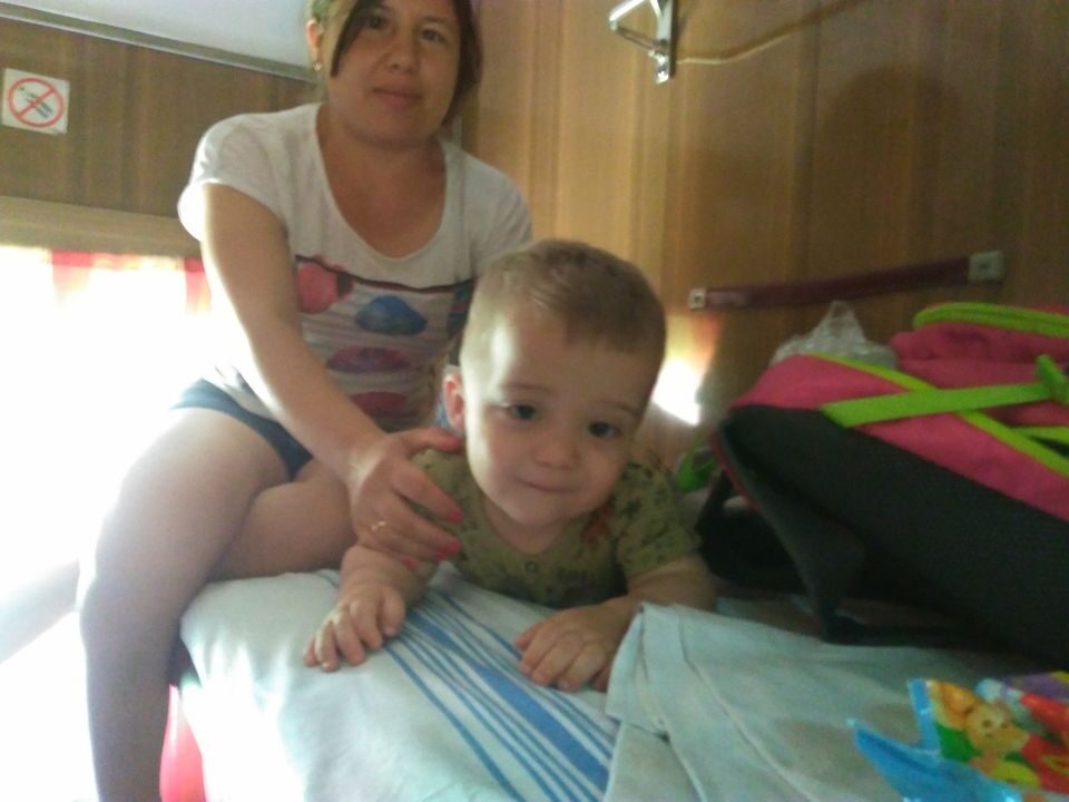 Светлана Стрельцова с маленьким сыном в поезде