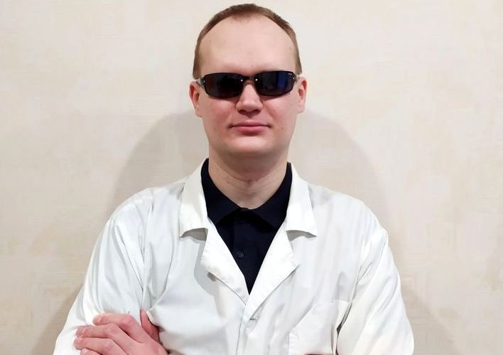 Александр Агафонов - молодой человек в темных очках и белом медицинском халате