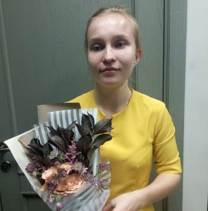 Стоит с букетом цветов в руках Алёна Капустьян