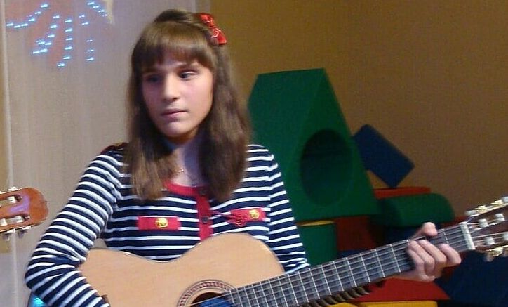 Карина Райская играет на гитаре
