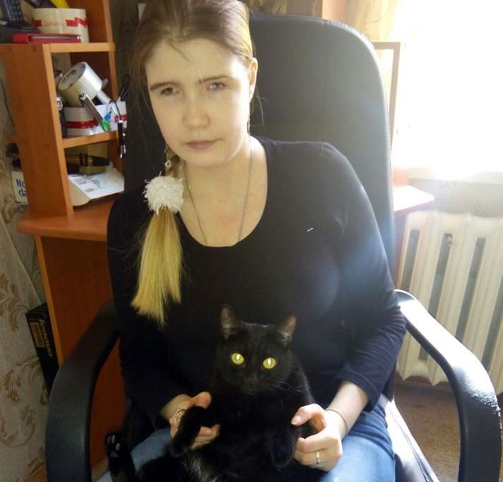 Евгения Берендеева с черным котом на руках