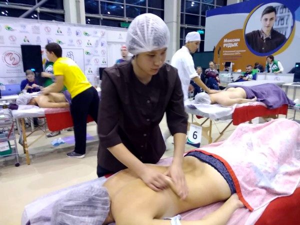 Марина Данилова на чемпионате "Абилимпикс" делает массаж пациенту