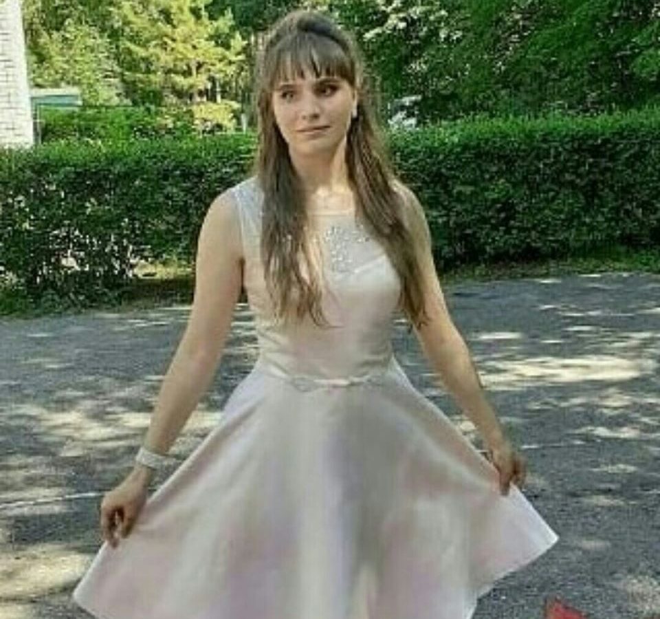 Карина Райская в праздничном бежевом платье