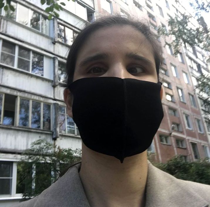 Алия Нуруллина в черной маске на лице.