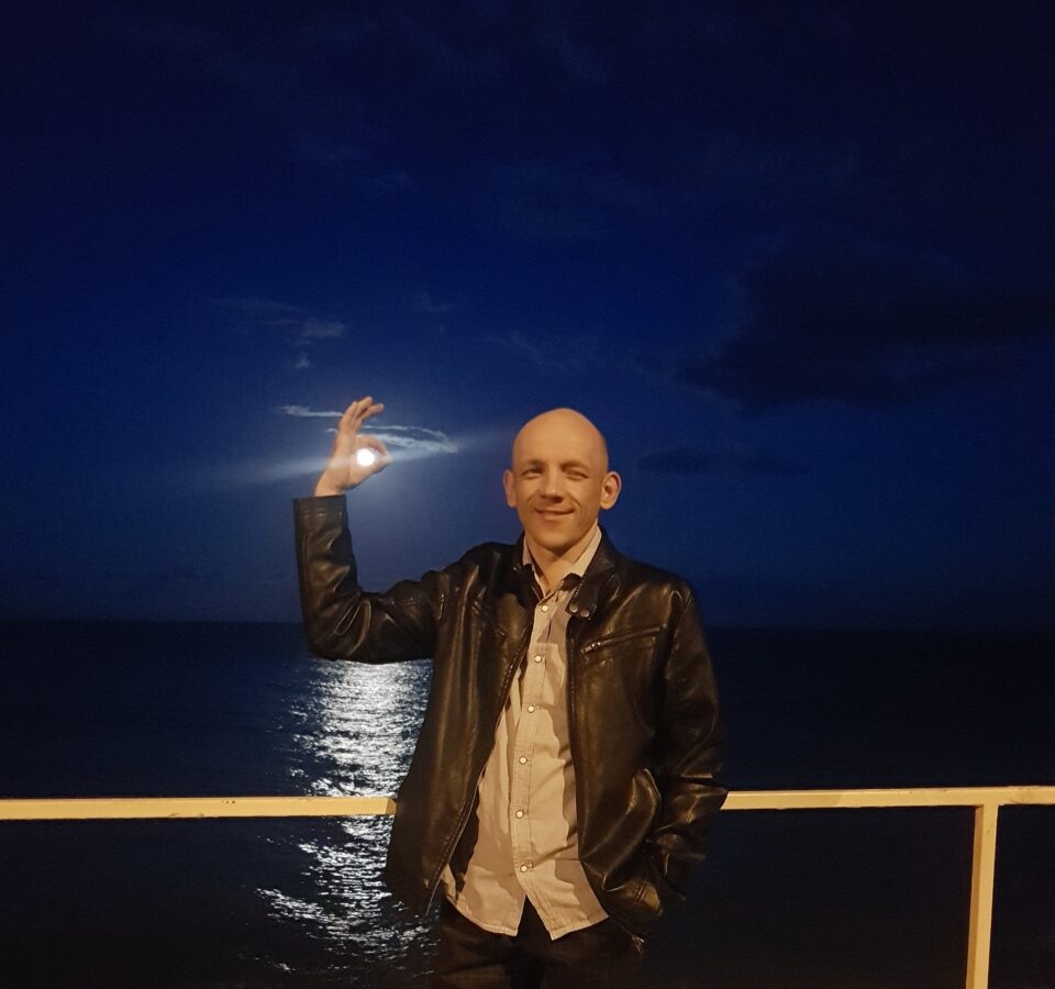 Кирилл Казбан на фоне ночного моря