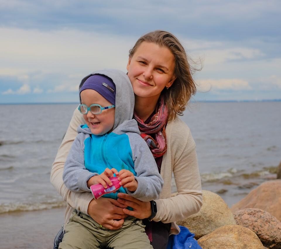 Маргарита с сыном на фоне финского залива.