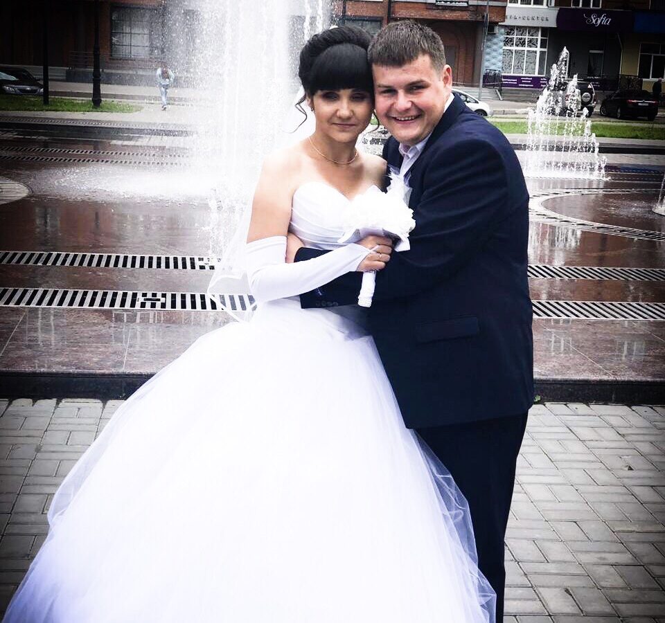 Артем Илюхин с супругой на фоне фонтанов.