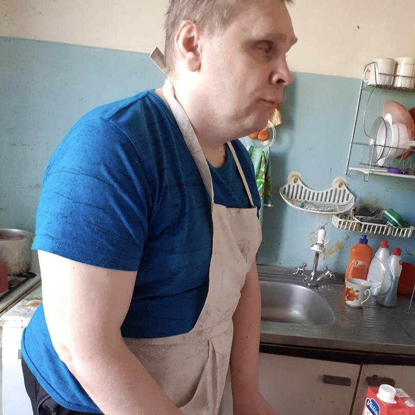 Вадим Воронцов в фартуке готовит на кухне