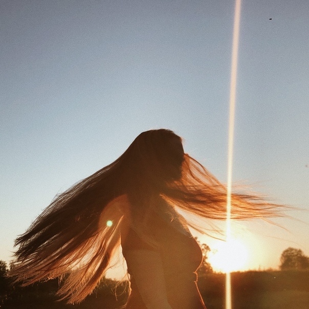 Ольга Александрова стоит в лучах заходящего солнца