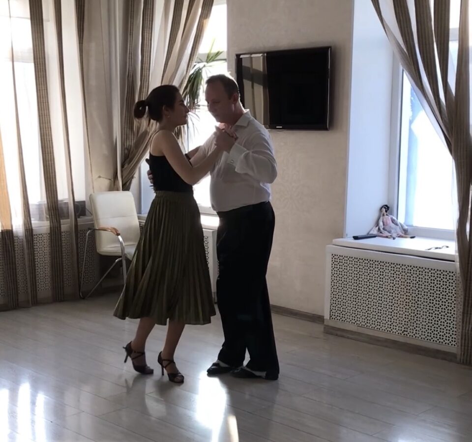 Валерия Артемова танцует танго с преподавателем
