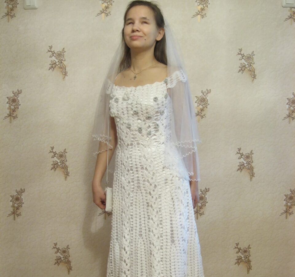 Лариса Малышкина в длинном белом платье и фате.