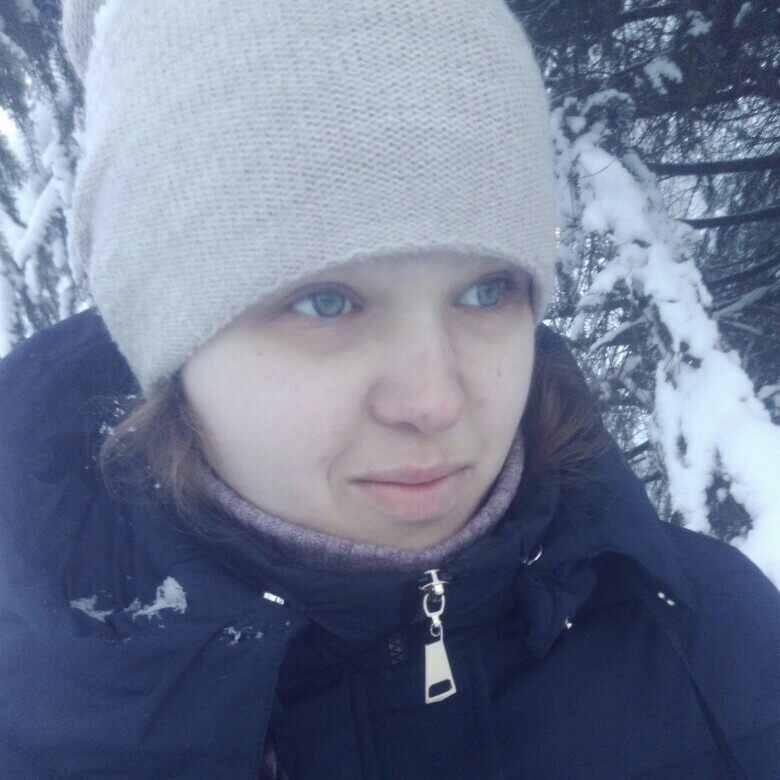 Татьяна Шелег в синей зимней куртке и белой шапке