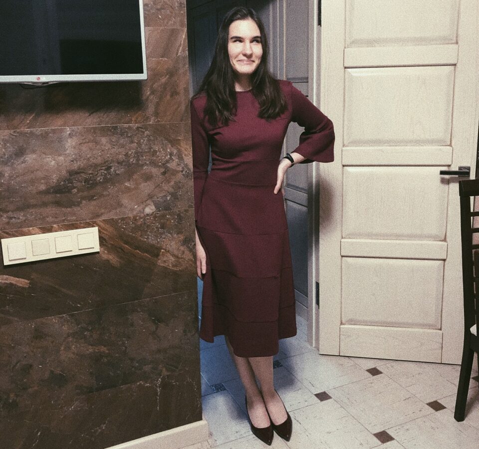 Валерия Артемова в бордовом платье и черных туфлях