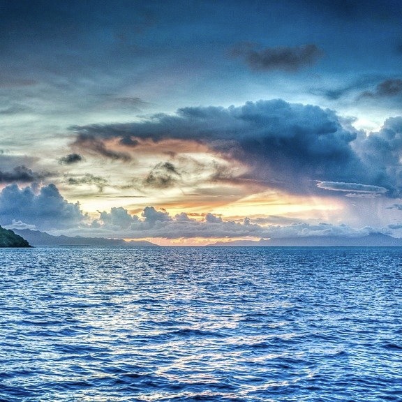 Красочный закат над морем.