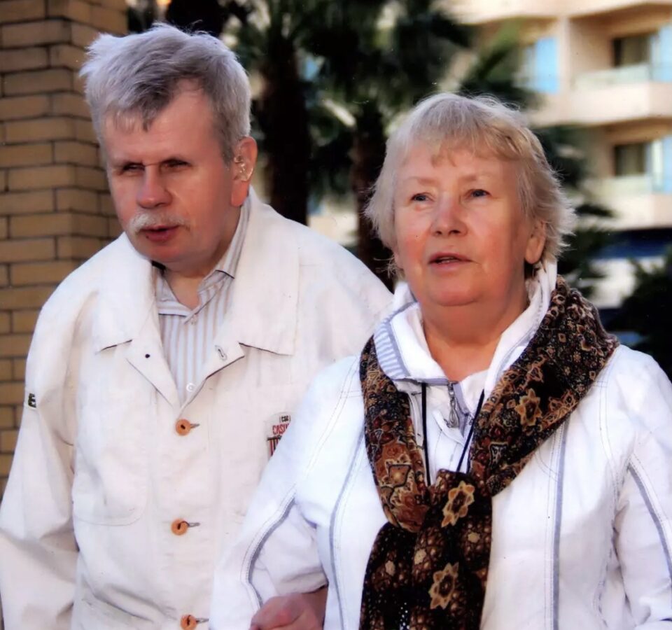 Андрей Марков под руку со своей мамой на улице